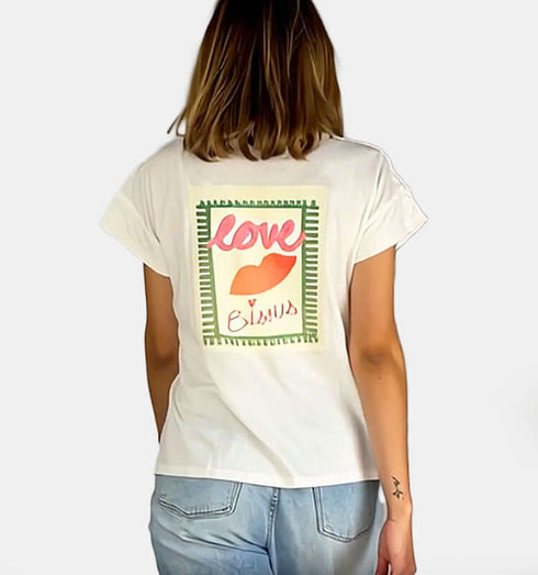 קסם הטישרט צווארון וי עם הדפס "love" על הגב, קיץ חדשני עם עיצוב צעיר ואופנתי.